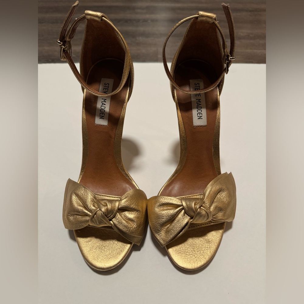 Steve Madden Open Toe, Gold 
Size 7